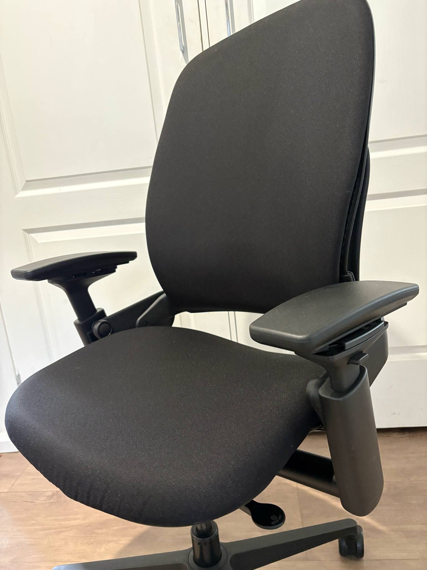 Steelcase Leap Version 2 Ergonomic Chair - MFD 2016-2017-2019 - Excellent condition