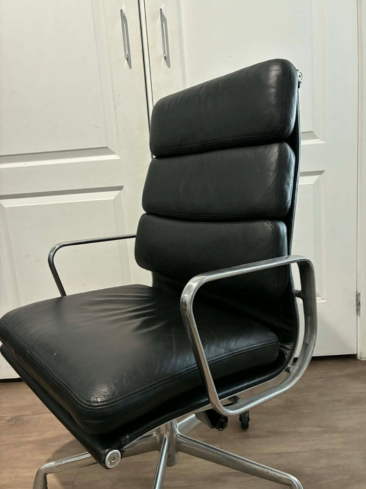 Vintage Eames® Soft Pad Management Chair