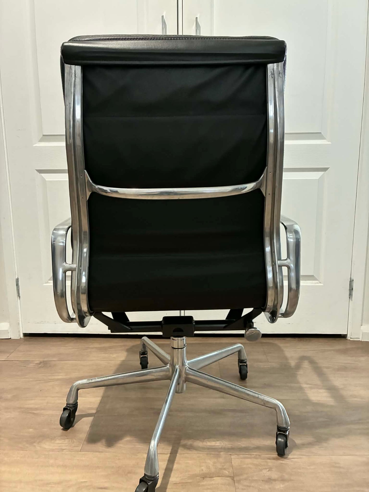 Vintage Eames® Soft Pad Management Chair