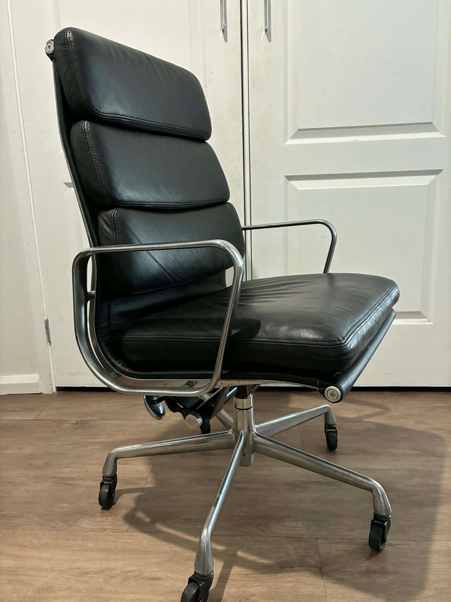 Vintage Eames® Soft Pad Management Chair