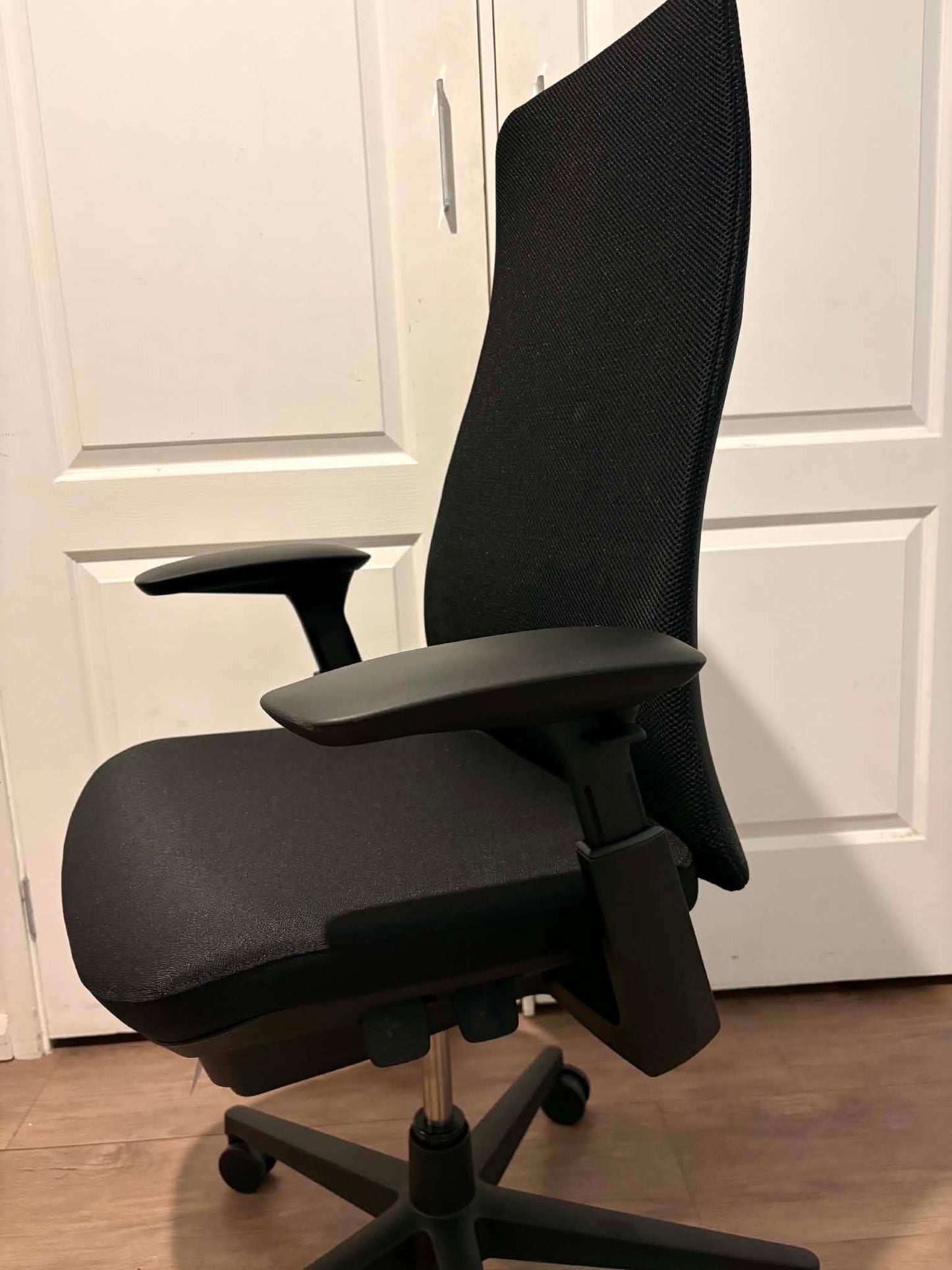 Haworth Fern Ergonomic Office Chair – New & Unused | Height Adjustable Arms