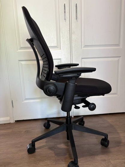 Steelcase Leap Version 2 Ergonomic Chair - MFD 2016-2017-2019 - Excellent condition