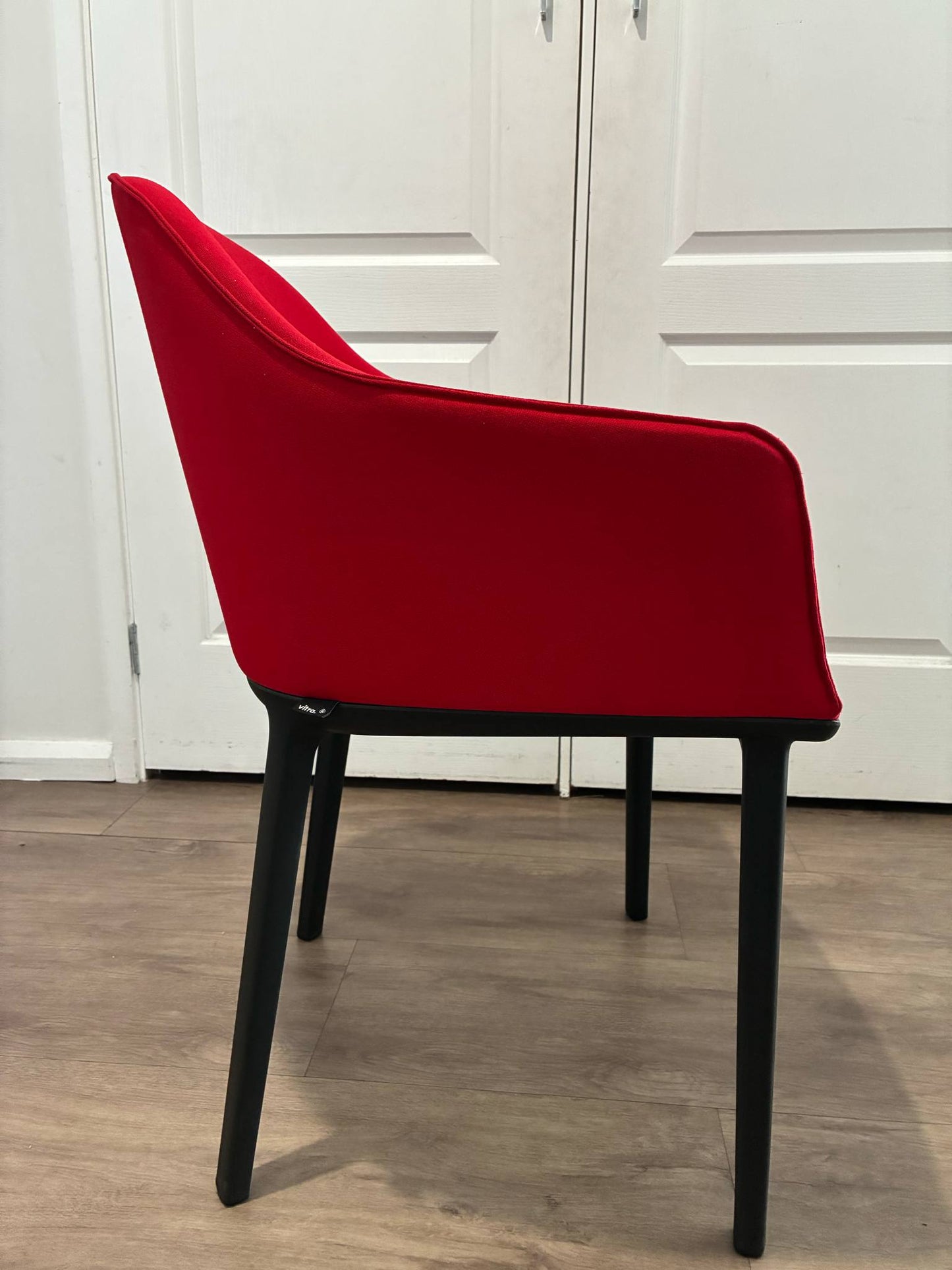 Vitra Softshell Tub Chair in Red – Modern Ergonomic Lounge Chair