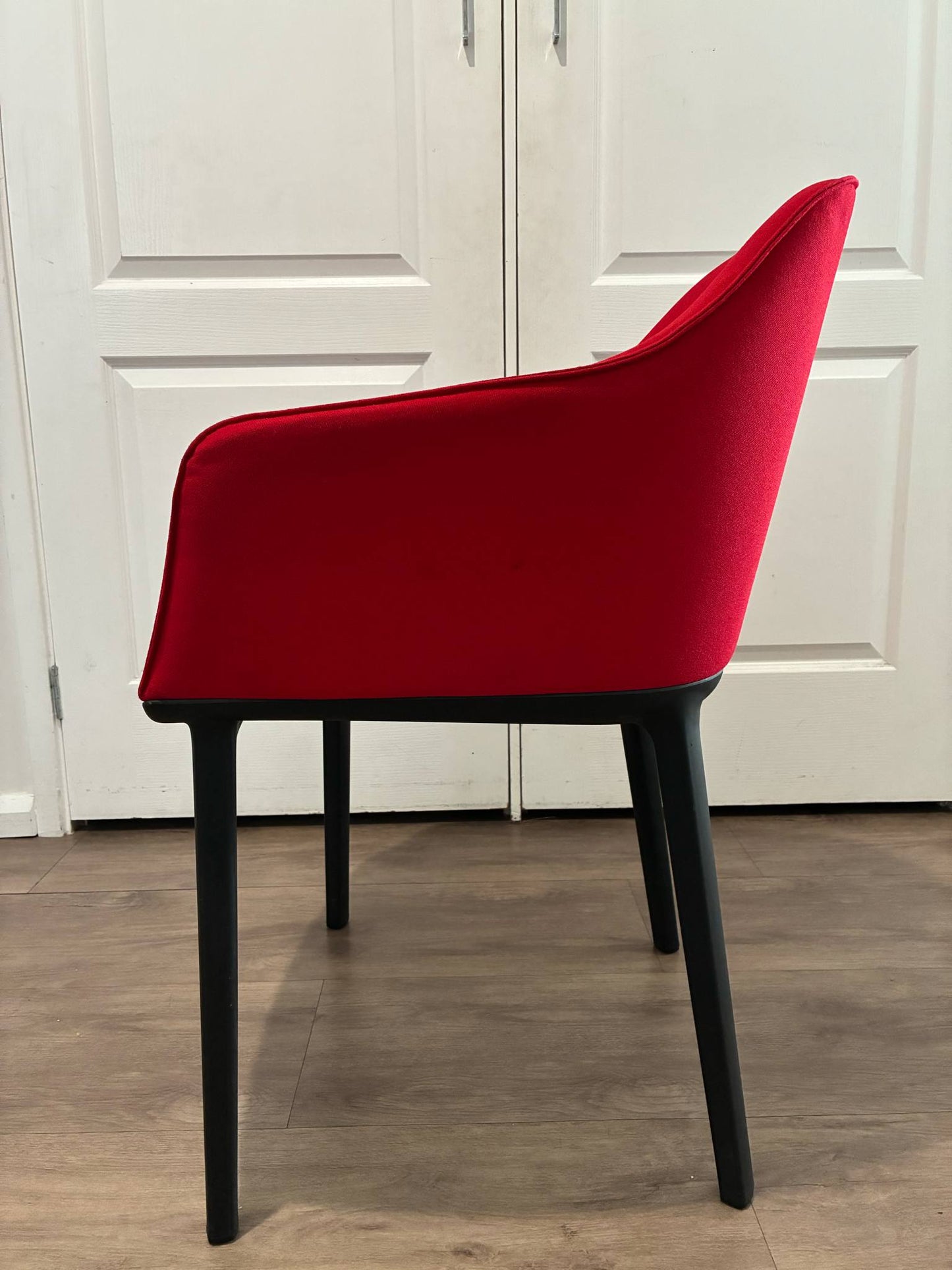 Vitra Softshell Tub Chair in Red – Modern Ergonomic Lounge Chair