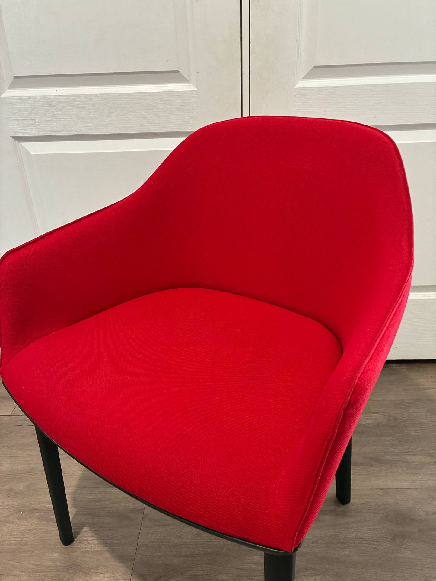 Vitra Softshell Tub Chair in Red – Modern Ergonomic Lounge Chair