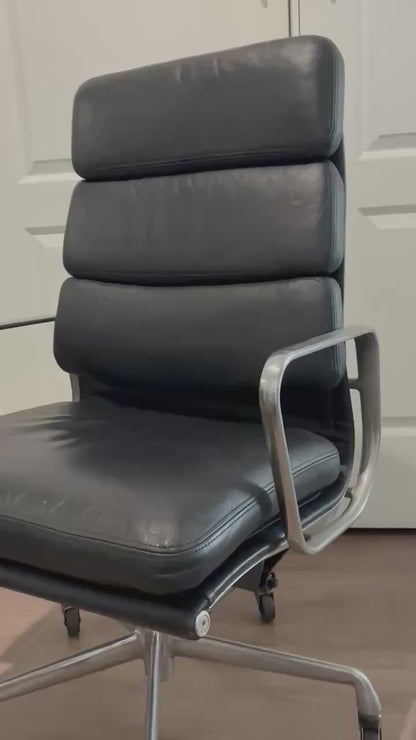 Vintage Eames® Soft Pad Management Chair